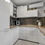 Lejlighed 2-bedroom - Balcony, View, Location - By Rentujemy